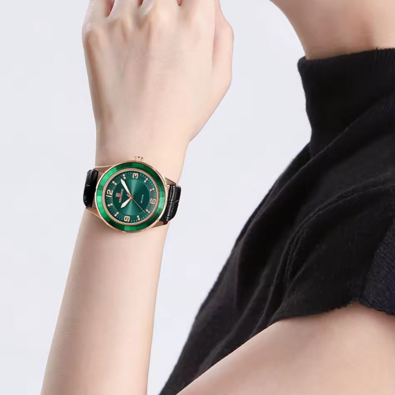 Женские наручные часы с кожаным ремешком