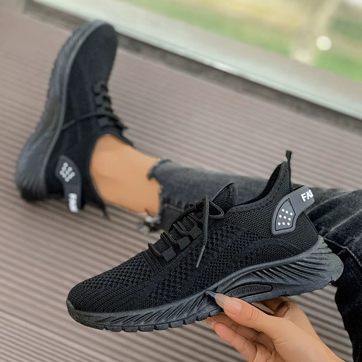 Кроссовки FlexMotion: Гибкость и свежесть