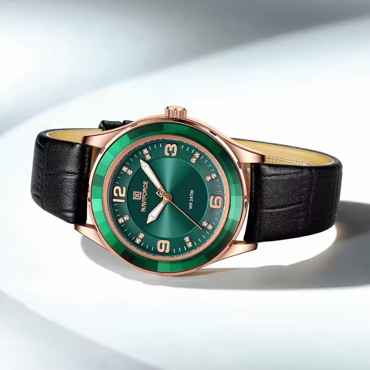 Женские наручные часы с кожаным ремешком