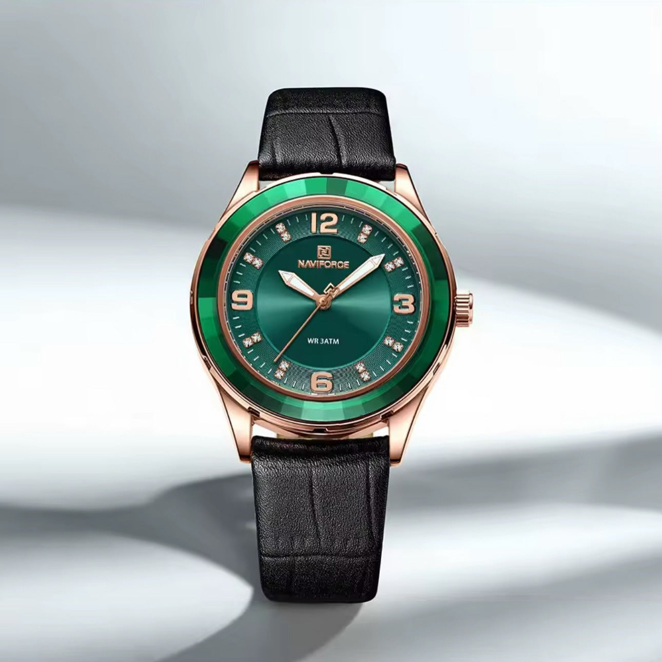 Женские наручные часы с кожаным ремешком